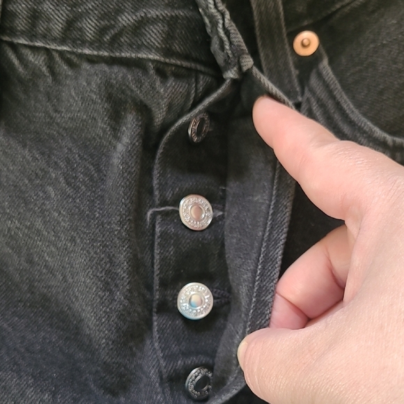 Levi's 501 Black Button-Fly Cut Off Short - Size 28 - Picture 5 of 11